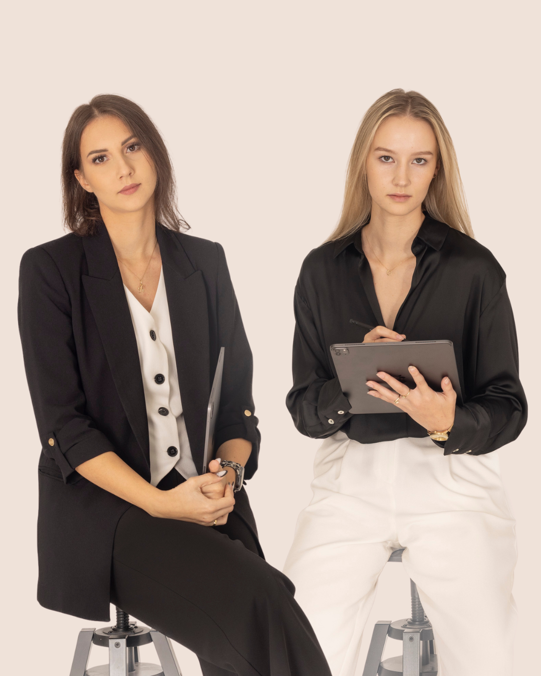 Dwie księgowe prezentujące zarząd biura rachunkowego z Wielunia